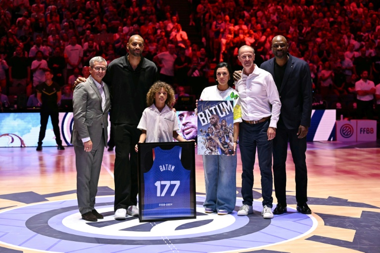 Nicolas Batum (2e en partant de la gauche) pose avec sa famille et l'ancien sélectionneur des Bleus Vincent Collet (2e à droite) après l'annonce de sa retraite internationale, le 16 août 2025 à Paris