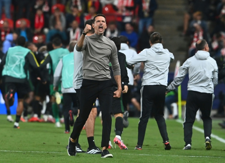 L'entraîneyr de Lens Dino Toppmoller serre le poing au coup de sifflet final du match de Ligue des champions contre le Slavia Prague, le 10 septembre 2026
