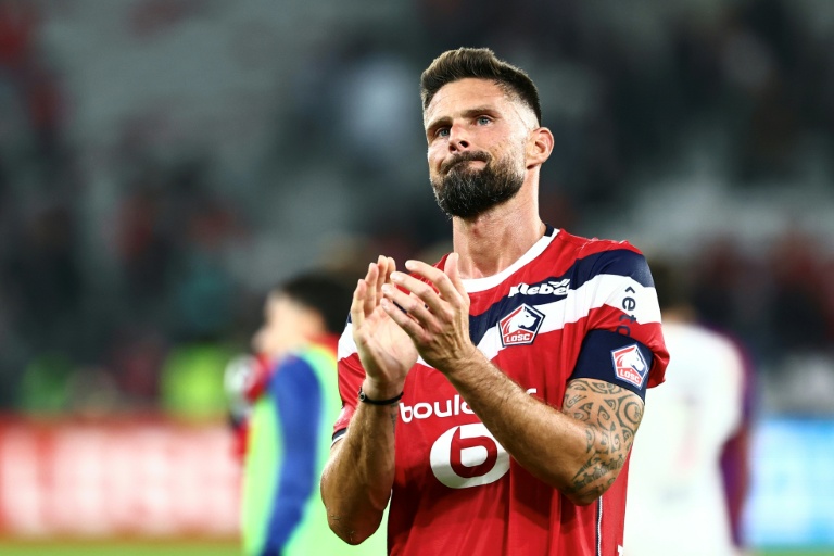 L'attaquant de Lille Olivier Giroud salue le public après le match nul contre le Paris SG en Ligue 1, le 28 août 2026 à Villeneuve-d'Ascq