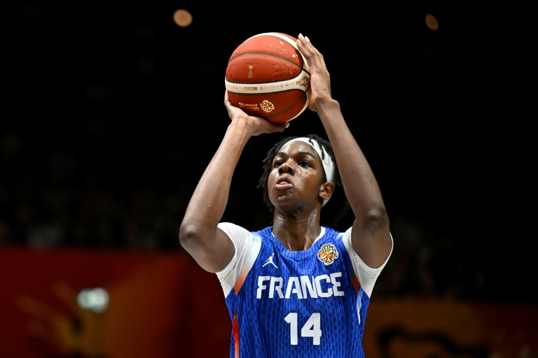 La joueuse de basket de l'équipe de France préparant un tir lors d'une compétition.