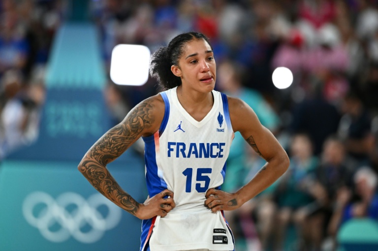 Gabby Williams, en larmes après la défaite en finale des Jeux olympiques à Paris contre les Etats-Unis, le 11 août 2024