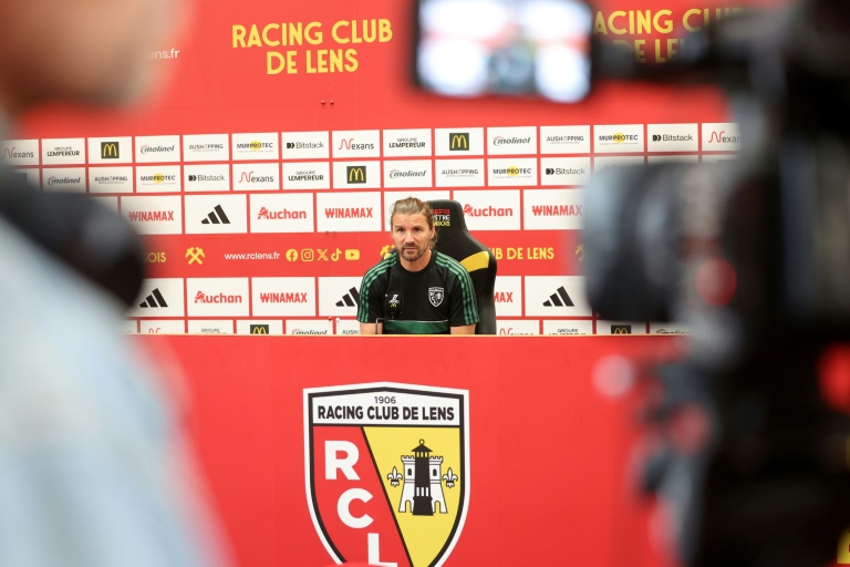 L'entraîneur intérimaire du RC Lens Yannick Cahuzak officiellement présenté devant la presse au centre de 