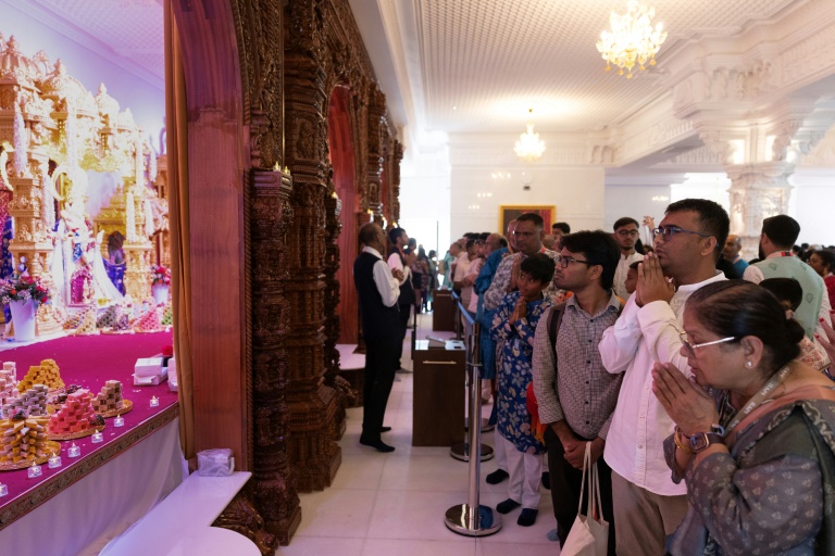 Des fidèles hindous prient après la cérémonie de consécration du temple hindou de la BAPS (Bochasanwasi Akshar Purushottam Swaminarayan Sanstha) à Bussy-Saint-Georges, en région parisienne, le 6 septembre 2026