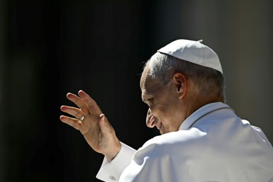 Le pape Léon XIV salue la foule lors de sa visite en France.