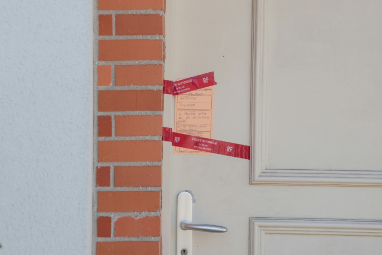Un scellé de police sur la porte de la maison où une fillette de cinq ans a été retrouvée morte à Blois, le 22 septembre 2026 dans le Loir-et-Cher