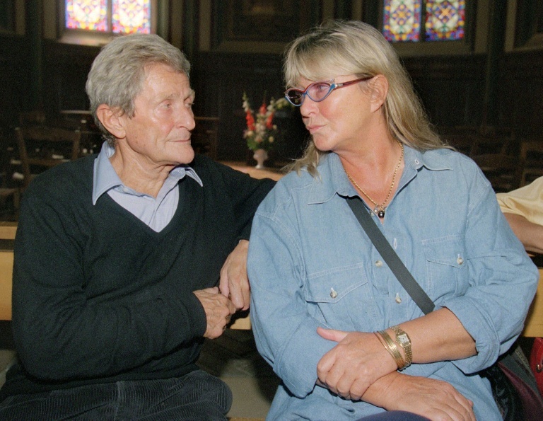 Le professeur Léon Schwartzenberg et son épouse, la comédienne Marina Vlady, dans l'église Saint-Bernard à Paris, où ils sont venus soutenir les quelque 300 Africains 