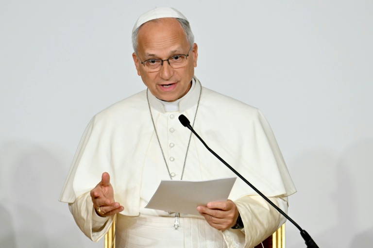 Le pape Léon XIV s'exprime lors d'une rencontre avec des membres de l’Assemblée synodale provinciale, des catéchumènes et des néophytes, à l’Institut catholique de Paris, le 26 septembre 2026