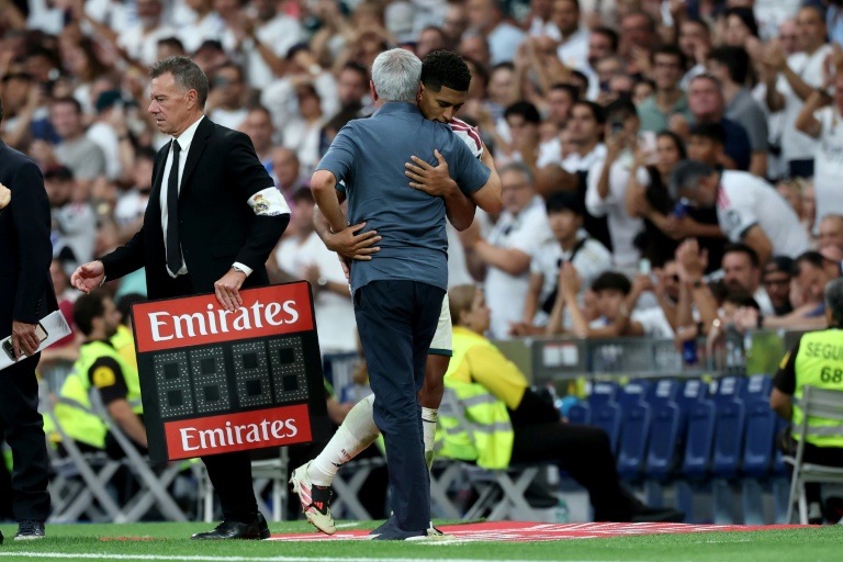 Accolade entre l'entraîneur du Real Madrid José Mourinho et Jude Bellingham, un des artisans de la victoire aisée (4-0) contre   Santiago Bernabeu, le 30 août 2026