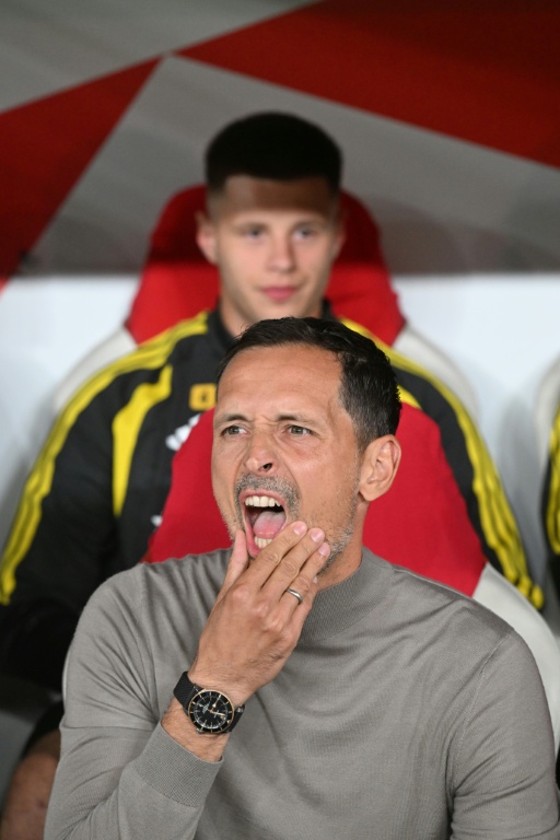 L'entraîneur de Lens Dino Toppmöller soucieux lors du match de son équipe en C2 contre le Slavia Prague le  10 septembre 2026 à Prague