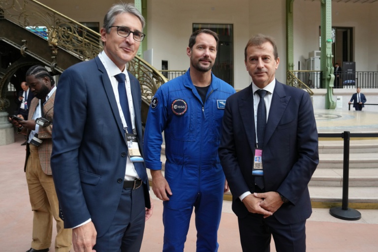 Le directeur général d'Airbus Guillaume Faury (D), l'austronaute français Thomas Pesquet (C) et le PDG de Thales Patrice Caine (G) à Paris le 10 septembre 2026