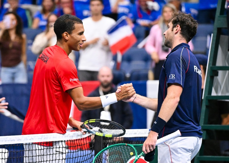 Quentin Halys et Felix Auger-Aliassime après leur match en Coupe Davis.