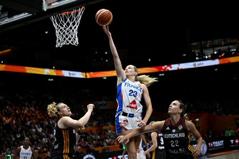 La Française Marine Johannès (au centre) en demi-finale de la coupe du monde de basket face à l'Allemagne, le 12 septembre 2026 à Berlin
