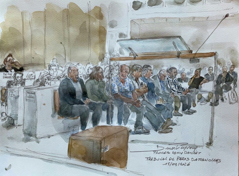 Procès Rémy Daillet au tribunal de Paris avec des prévenus en attente.