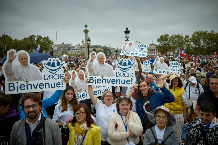 Foule réunie aux Champs-Elysées avant la venue du pape Léon XIV pour une messe solennelle en plein air place de la Concorde, le 26 septembre 2026 Paris