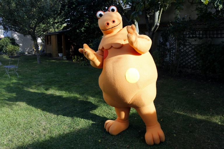Yves Brunier, cocréateur et interprète  de Casimir, porte le costume du célèbre dinosaure à Saint-Maur-des-Fossés, près de Paris, le 16 septembre 2014