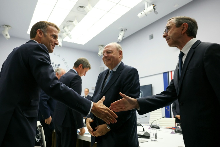 Emmanuel Macron salue le chef des Républicains, Bruno Retailleau, à l'Elysée à Paris le 18 septembre 2026