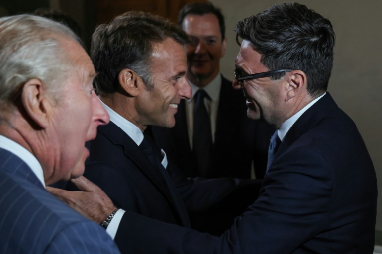 Andy Burnham et Emmanuel Macron échangent lors d'une rencontre à Londres.