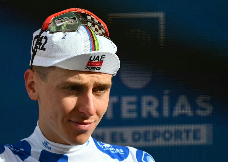 Tadej Pogacar avec son casque UAE Emirates, concentré sur sa récupération.