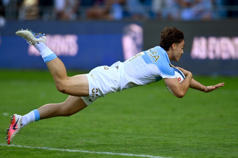 Le demi de mêlée de Bayonne Baptiste Tilloles plonge pour marquer un essai contre Clermont, le 19 septembre 2026 à Jean-Dauger