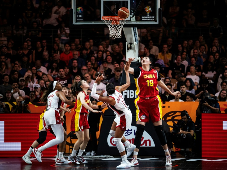 Zhang Ziyu tente de marquer lors d'un match entre la Chine et les Etats-Unis au Mondial de basket 2026
