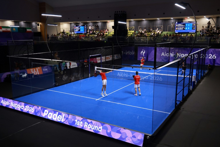 Les Libanais Tamim El Hallak et Ralph Tohme (au premier plan) servent contre les Japonais Teruaki Ando et Shinnosuke Nakamura dans le  Nagoya City Highashi Sports de Nagoya le 28 septembre 2026