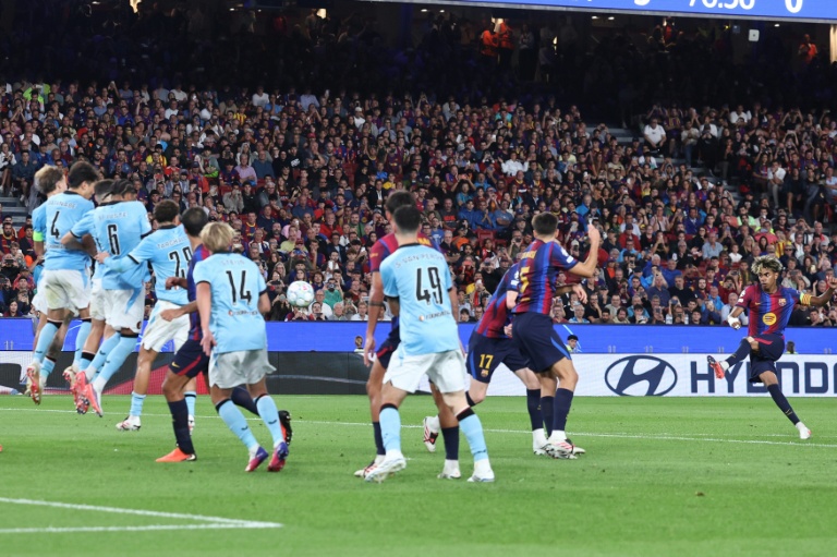 Lamine Yamal inscrit un but sur coup franc pour le Barça face à Feyenoord, en Ligue des champions, le 9 septembre 2026 au Camp Nou