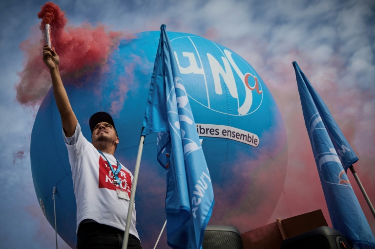 Manifestation de salariés de SFR à Paris, le 24 septembre 2026, à l'appel des syndicats UNSA, CFDT et CFTC, pour protester contre la vente de l'opérateur télécoms