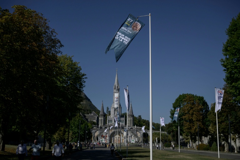 Une banderole annonçant la visite du pape Léon, devant la basilique Notre-Dame du Rosaire, à Lourdes, le 15 septembre 2026