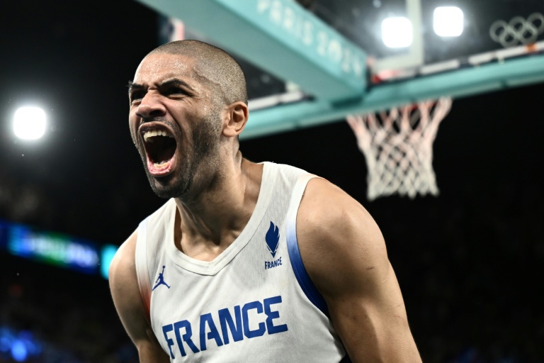 Nicolas Batum célèbre la qualification de l'équipe de France en finale des Jeux olympiques après sa victoire contre l'Allemagne, le 8 août 2024 à Paris