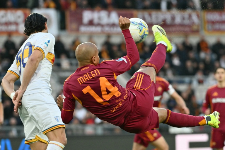 L'attaquant de l'AS Rome Donyell Malen reprend la ballon acrobatiquement lors du match du Championnat d'Italie contre Lecce le 22 mai 2026 au Stade olympique