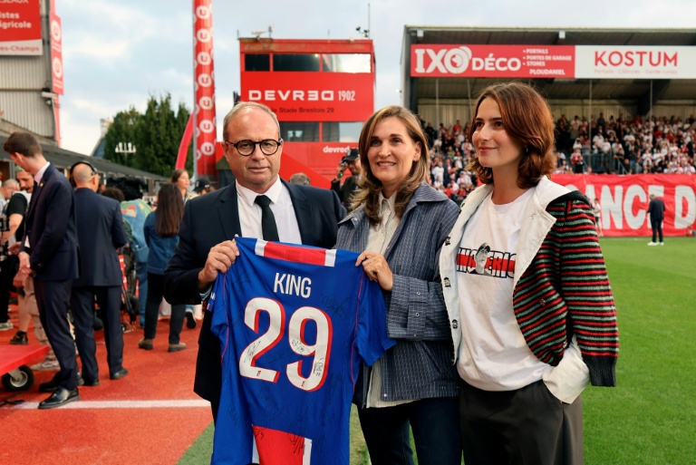 Le directeur sportif du PSG Luis Campos (à gauche) avec Laetitia Roy (au centre), la veuve de l'entraîneur de Brest Eric Roy et sa fille Victoria-Rose Roy avant le match contre le PSG à Francis Le Blé, le 13 septembre 2026