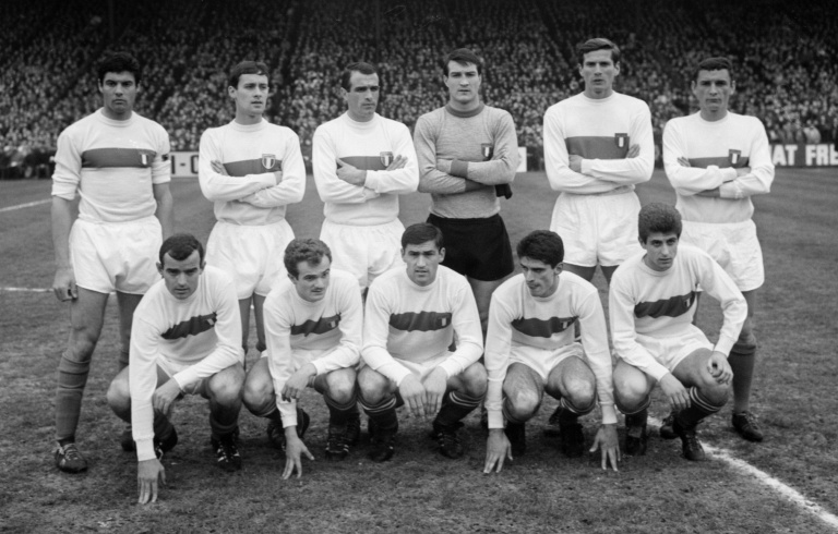 Sandro Mazzola (2e à gauche, en bas) avec l'équipe d'Italie avant un match amical contre la France, le 16 mars 1966 à Paris
