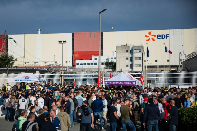 Les employés en grève de la centrale nucléaire de Gravelines devant l'établissement le 15 septembre 2026, dans le Nord