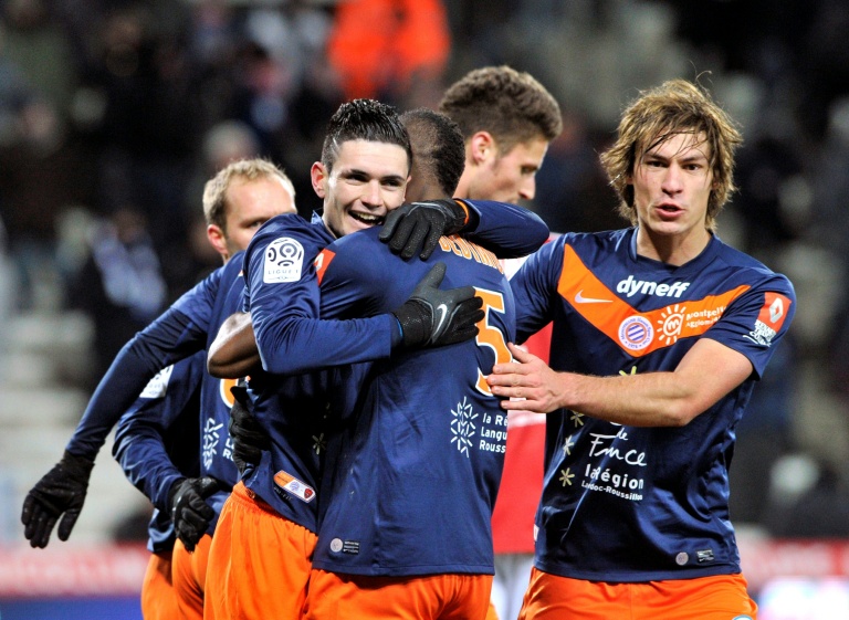 Benjamin Stambouli célébrant avec ses coéquipiers lors d'un match avec Montpellier