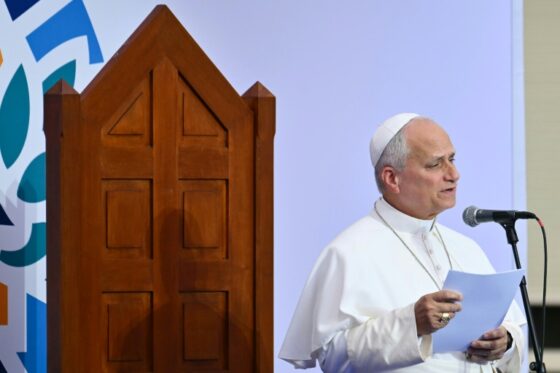 Léon XIV s'exprime lors d'une conférence à Lourdes.