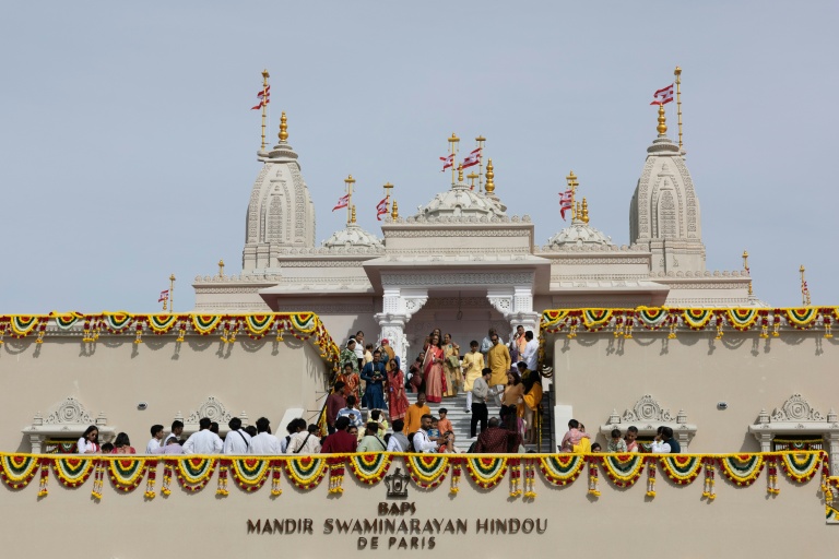 Des fidèles hindous entrent au temple hindou BAPS (Bochasanwasi Akshar Purushottam Swaminarayan Sanstha) nouvellement consacré à Bussy-Saint-Georges, le 6 septembre 2026 en Seine-et-Marne