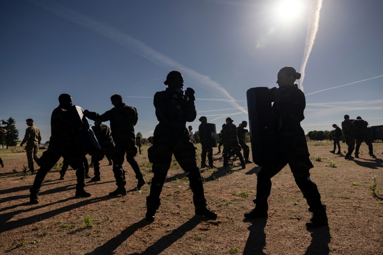 Des jeunes engagés au nouveau service national apprennentd es techniques de combat rapproché à la base aérienne d'Évreux-Fauville, à Évreux, le 4 septembre 2026 dans l'Eure