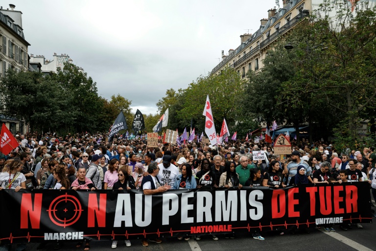 Des manifestants contre la proposition de loi sur la présomption d'usage légitime des armes par les forces de l'ordre, à Paris le 20 septembre 2026