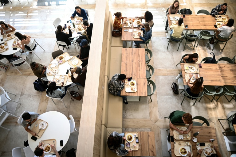 Des étudiants prennent un repas dans un restaurant universitaire du Crous de l'Université de Bordeaux à Talence, le 24 avril 2026 en Gironde