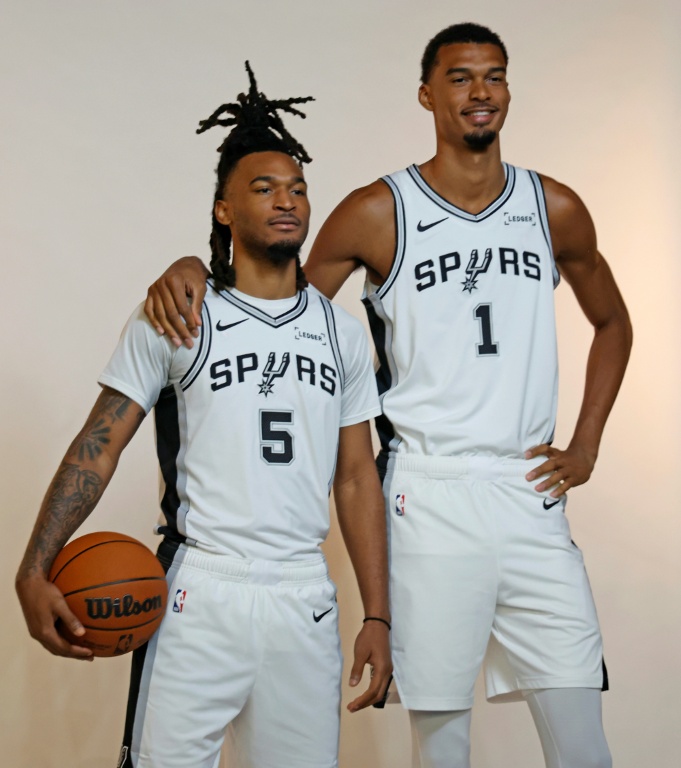 Victor Wembanyama et Stephon Castle au centre d'entraînement des Spurs, à San Antonio, le 28 septembre 2026