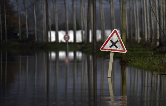 Signalisation routière dans une zone inondée lors de l'épisode méditerranéen