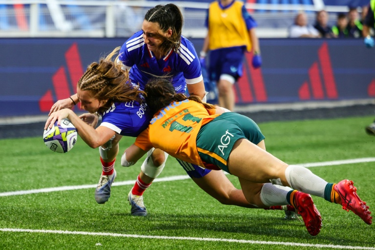La demi de mêlée des Bleus Pauline Bourdon Sansus (au centre), en train d'aplatir un essai face à l'Australie, le 19 septembre 2026 à Aix-en-Provence