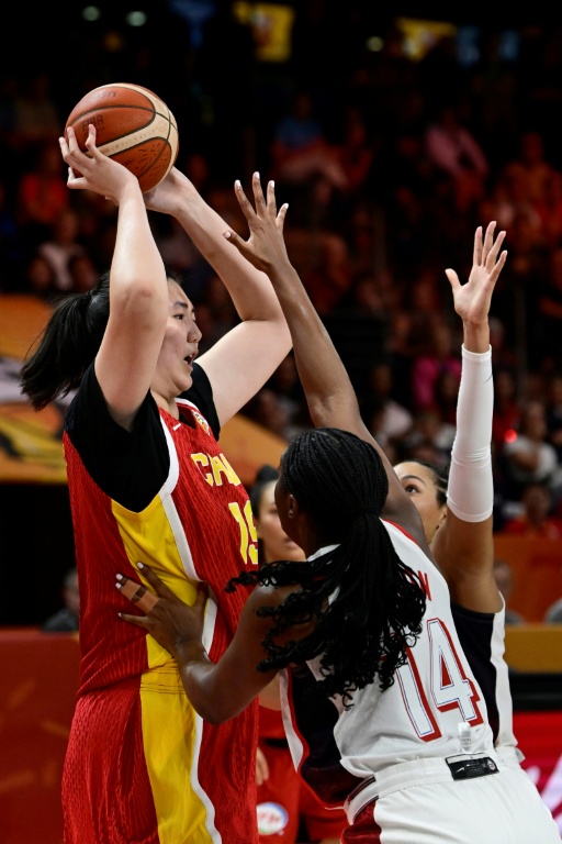 Aliyah Boston essaie de bloquer Zhang Ziyu lors d'un match entre la Chine et les Etats-Unis, le 4 septembre 2026 à Berlin