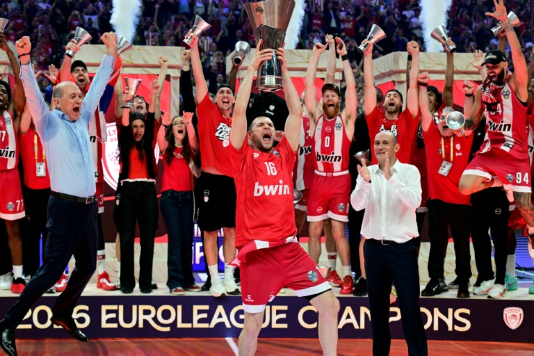 Célébration de l'Olympiakos, champions de l'Euroligue 2026.