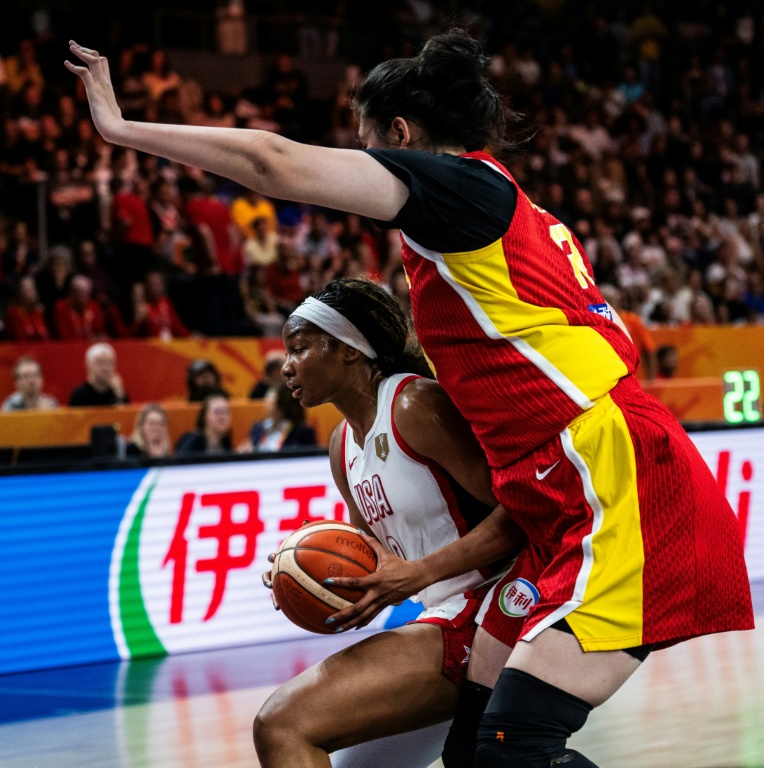 Zhang Ziyu tente de défendre contre Kiki Iriafen lors d'un match entre la Chine et les Etats-Unis, le 4 septembre 2026 à Berlin