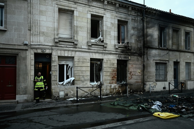 Une façade de maison brûlée après un feu de poubelle allumé dans le cadre d'un blocus de lycéens près du lycée Gustave Eiffel de Bordeaux, le 30 septembre 2026
