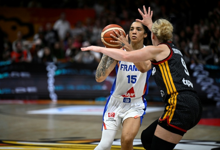 La capitaine française Gabby Williams (à gauche) en demi-finale de la Coupe du monde de basket contre l'Allemagne, à Berlin, le 12 septembre 2026
