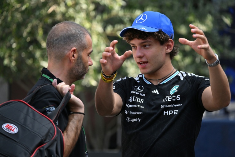 Le pilote italien de Mercedes Kimi Antonelli discute dans le paddock du Grand Prix de F1 d'Azerbaïdjan le 23 septembre 2026 à Bakou