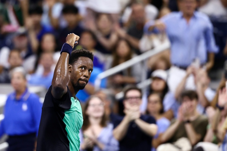 Le Français Gaël Monfils serre le poing après avoir remporté le troisième set face au Paraguayen Adolfo Daniel Vallejo lors de leur match du premier tour de l'US Open, à New York, le 1er septembre 2026