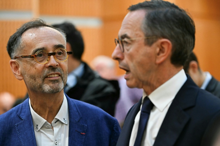 Robert Ménard au tribunal, entouré d'élus, en rapport avec un mariage refusé.